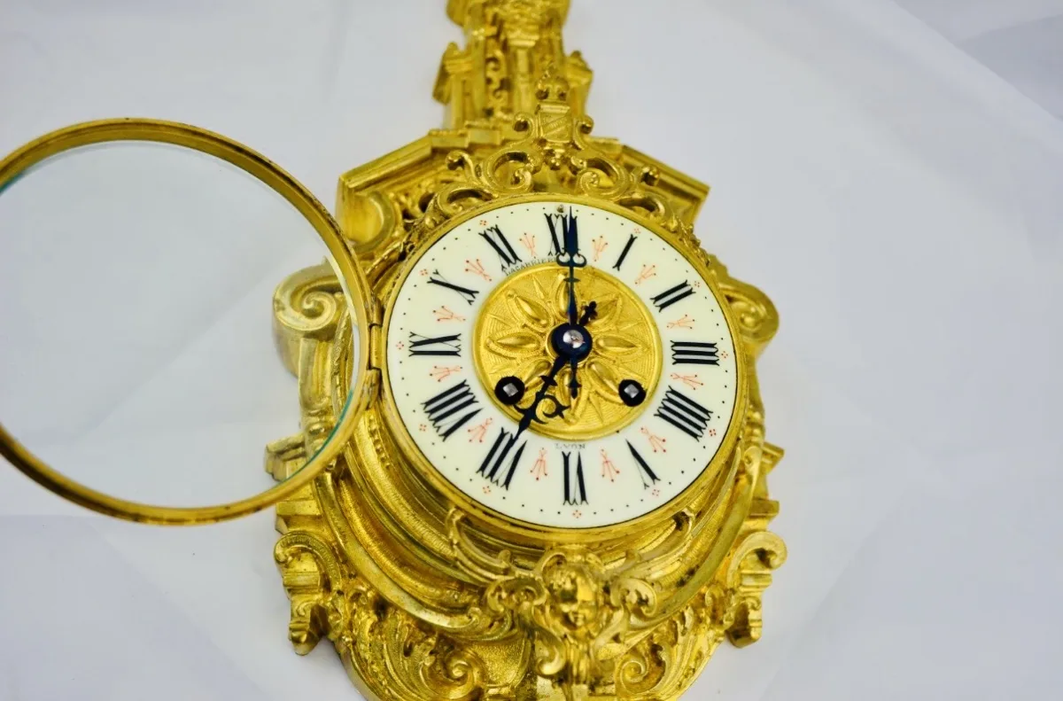 Cartelluhr Wanduhr feuervergoldet mit Glockenschlag