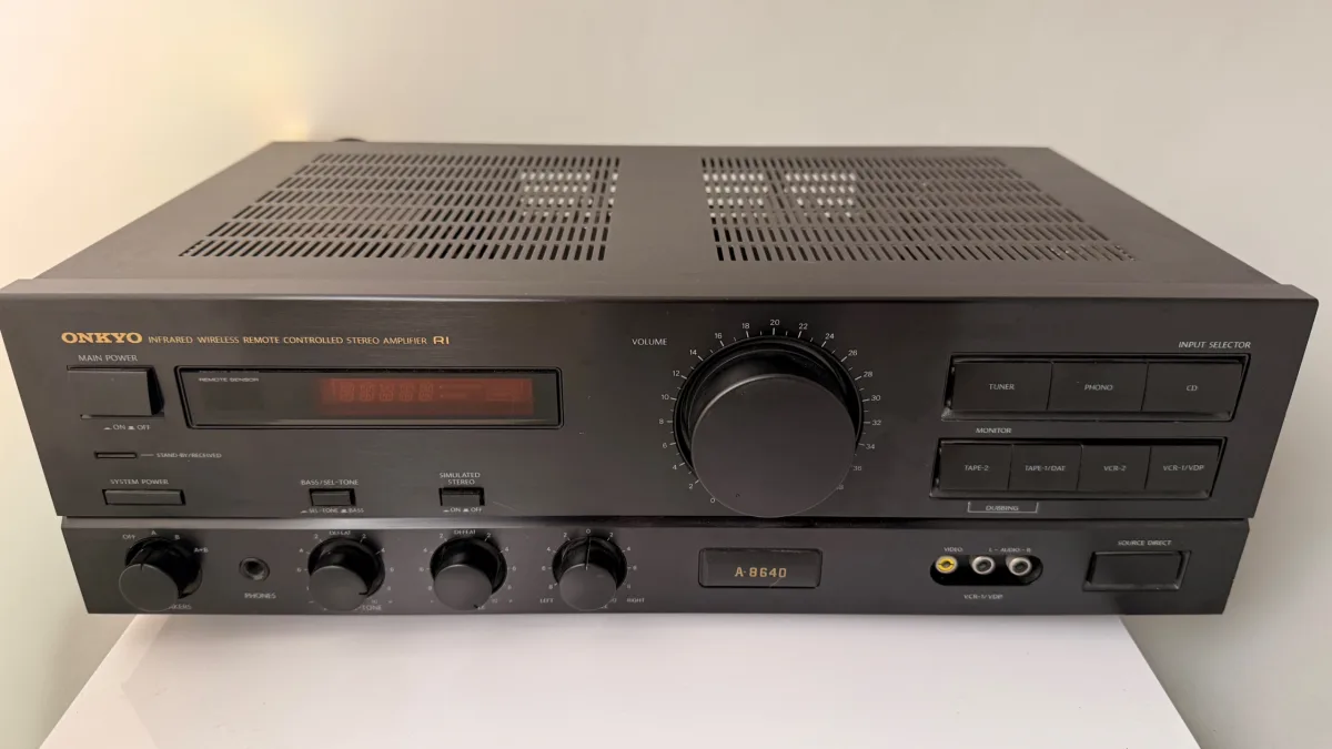 Onkyo 8640 Verstärker Top Klang auch für Regale geeigenet
